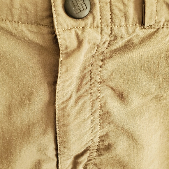 Columbia cargo shorts for hiking and outdoor activities. Dark green,Womens Small - Picture 5 of 8